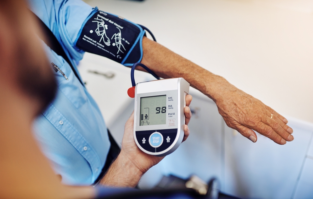 BloodPressureHandsAndPatientWithNurseForCheckupWellness - welltica.dk - Vejen til et bedre liv