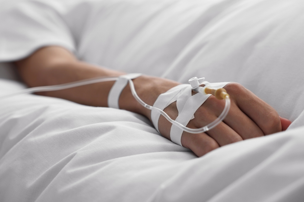 ComaPatientManWithIntravenousDripInHospitalBedCloseup - welltica.dk - Vejen til et bedre liv
