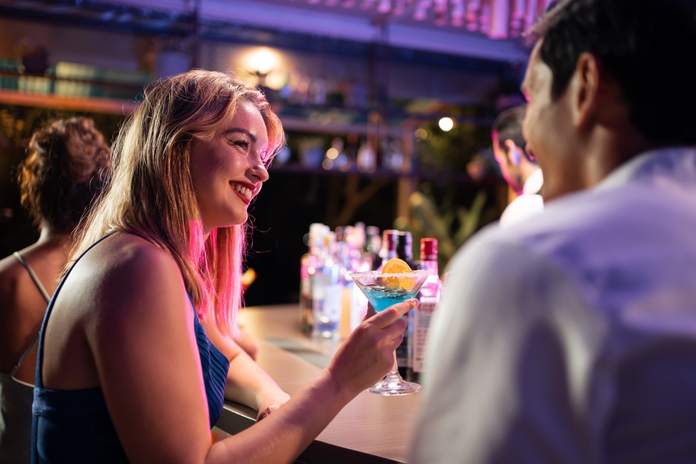 BeautifulYoungCoupleHavingFunDrinkingAlcoholCocktailInA - welltica.dk - Vejen til et bedre liv