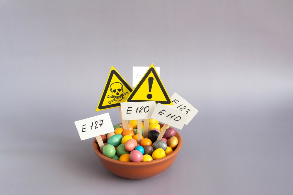 ACupWithVariousFoodAdditivesAndWarningSignsIn - welltica.dk - Vejen til et bedre liv