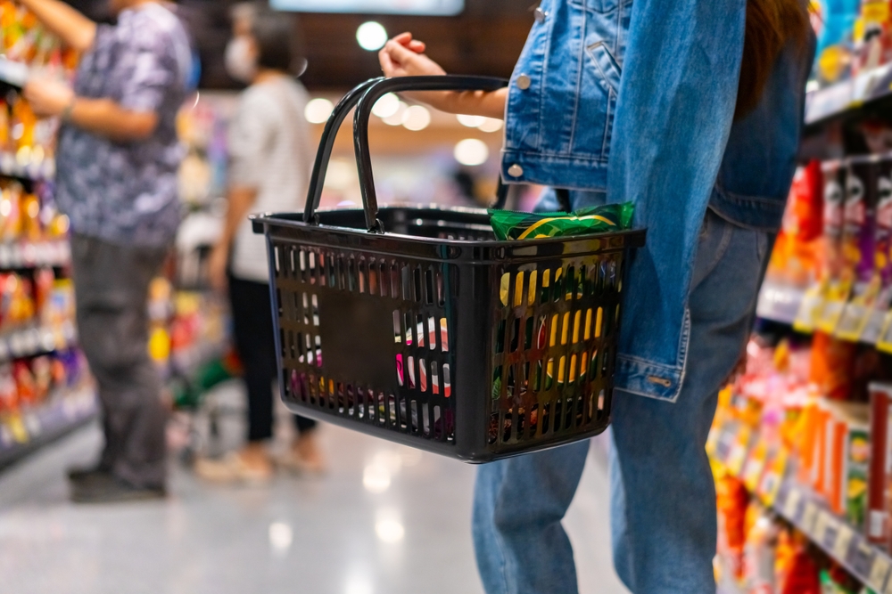 AsianWomanEnjoyUrbanLifestyleShoppingAtDepartmentStoreAttractive - welltica.dk - Vejen til et bedre liv