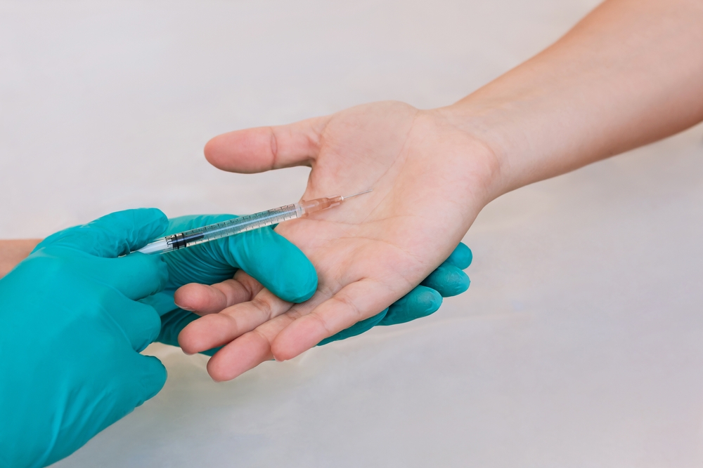DoctorsHandsInBlueGlovesInjectingTheBotulinumToxinThat - welltica.dk - Vejen til et bedre liv