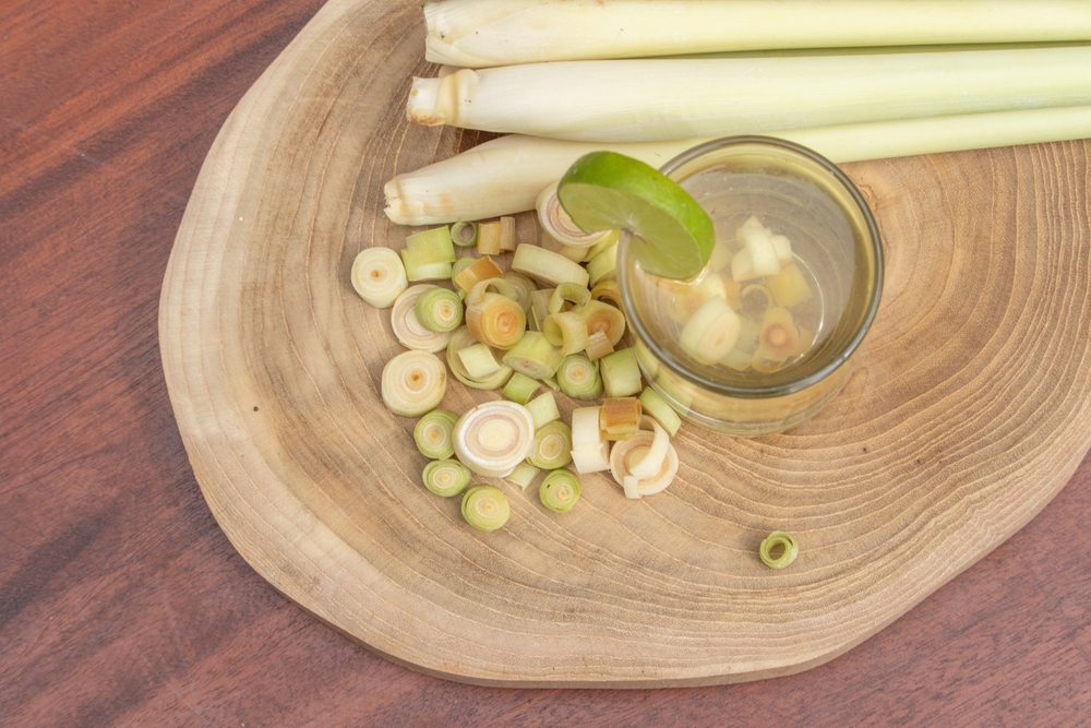 TopViewLemongrassDrinkOnWoodenBoard - welltica.dk - Vejen til et bedre liv