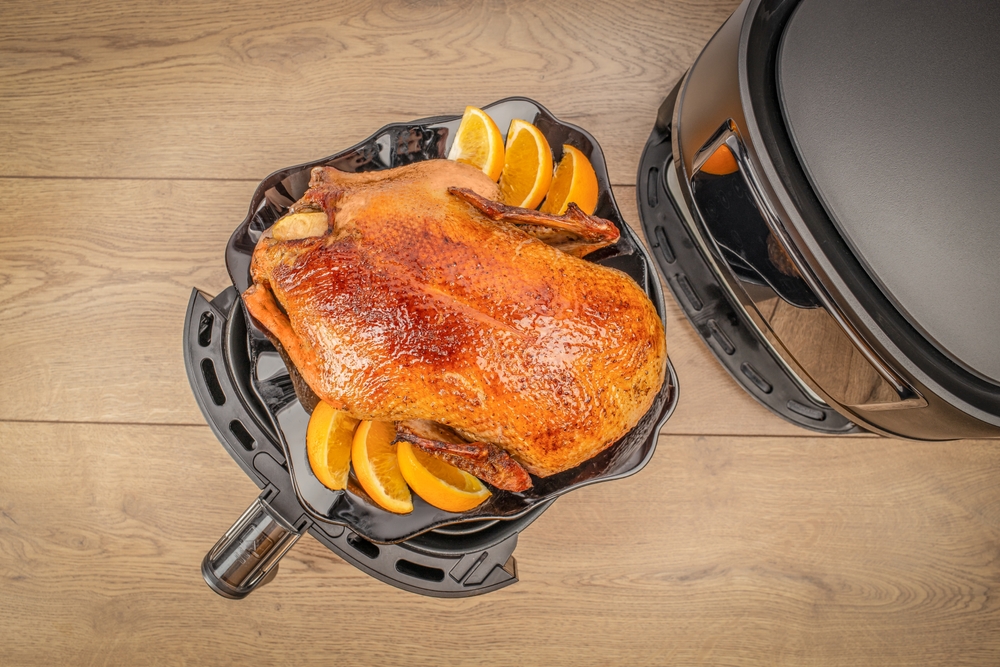 AirFryerGrilledWholeDuckOnPlateWithOrangesOn - welltica.dk - Vejen til et bedre liv