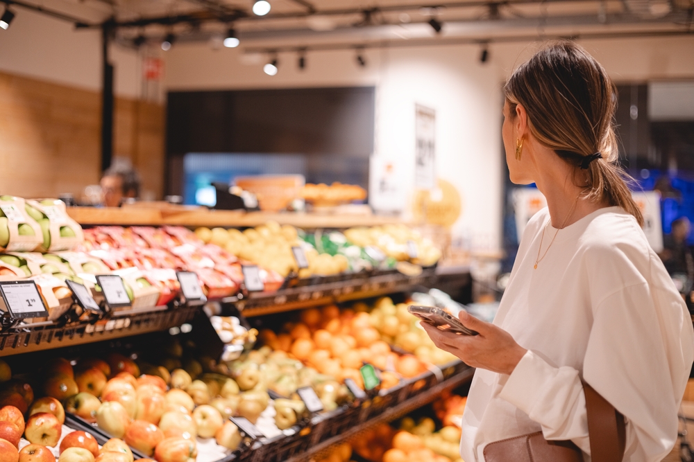 YoungWomanGirlBuyerClientConsumerStandsInShopStore - welltica.dk - Vejen til et bedre liv