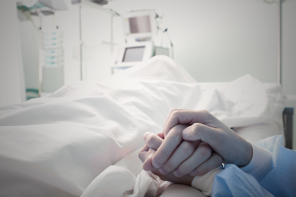 HoldingTheHandOfManInHospital - welltica.dk - Vejen til et bedre liv