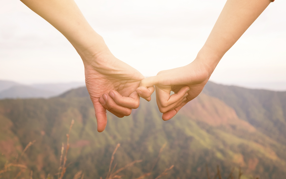 CouplesToHoldHandsOnTheMountainssoftTone - welltica.dk - Vejen til et bedre liv