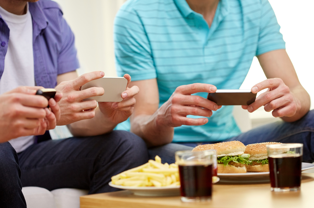 FastFoodUnhealthyEatingTechnologyPeopleAndJunk-food-Close - welltica.dk - Vejen til et bedre liv