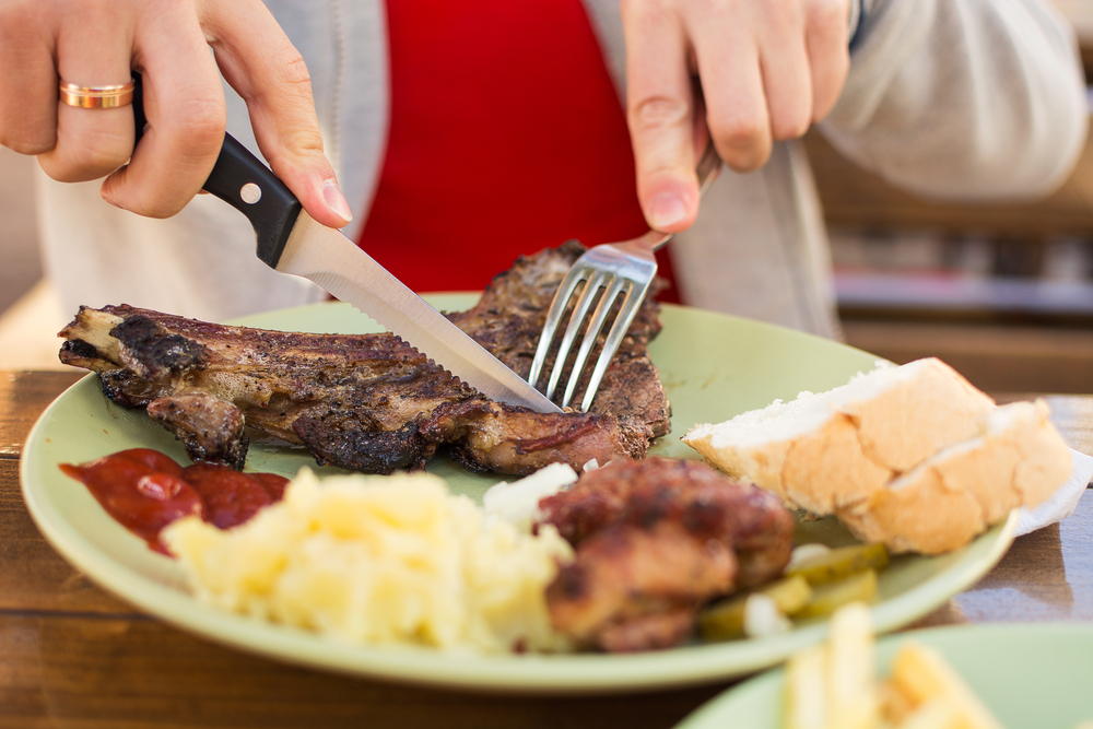LunchAtTheCafeBeefSteakWithMashedPotatoesMan`s - welltica.dk - Vejen til et bedre liv