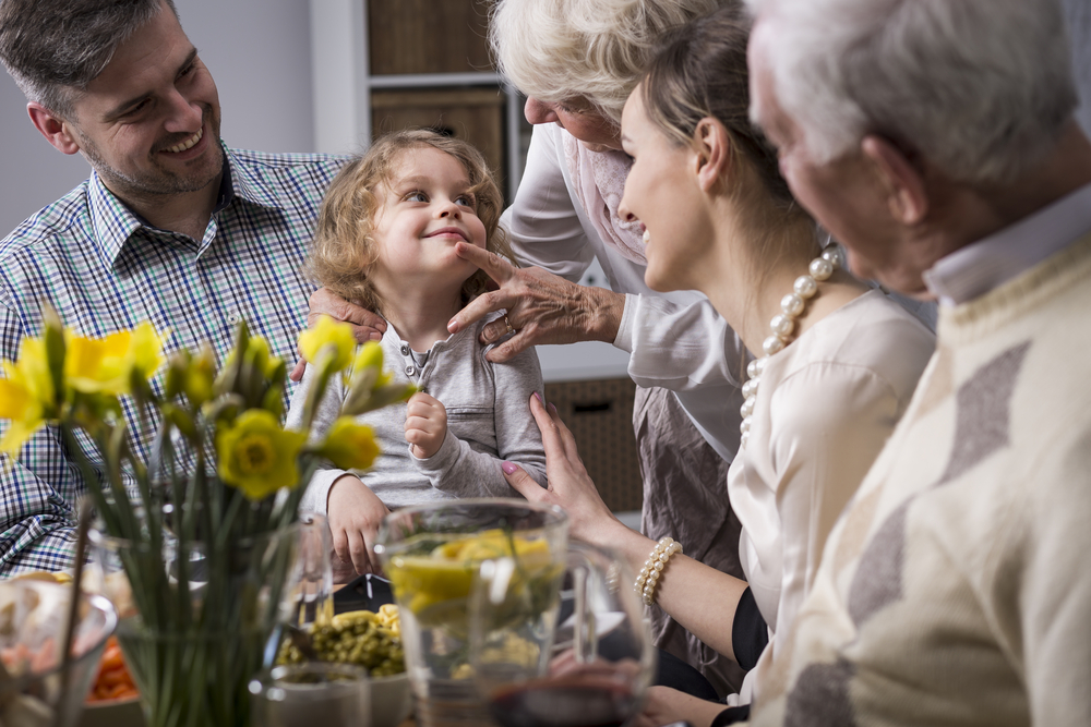 Three-generationFamilyEnjoyingFestiveMealOnTheEasterDay - welltica.dk - Vejen til et bedre liv