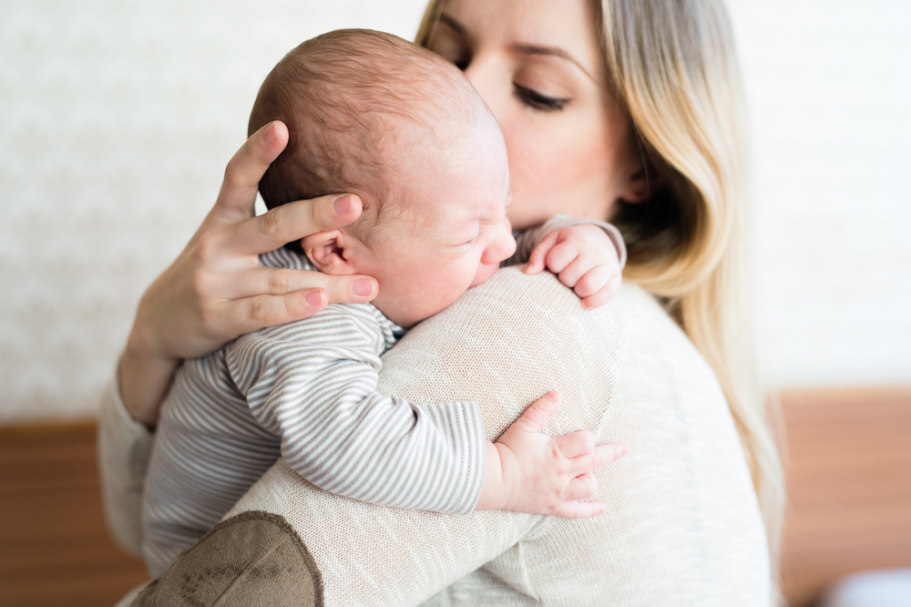 Beautiful,Young,Mother,Holding,Her,Baby,Son,In,Her,Arms - welltica.dk - Vejen til et bedre liv