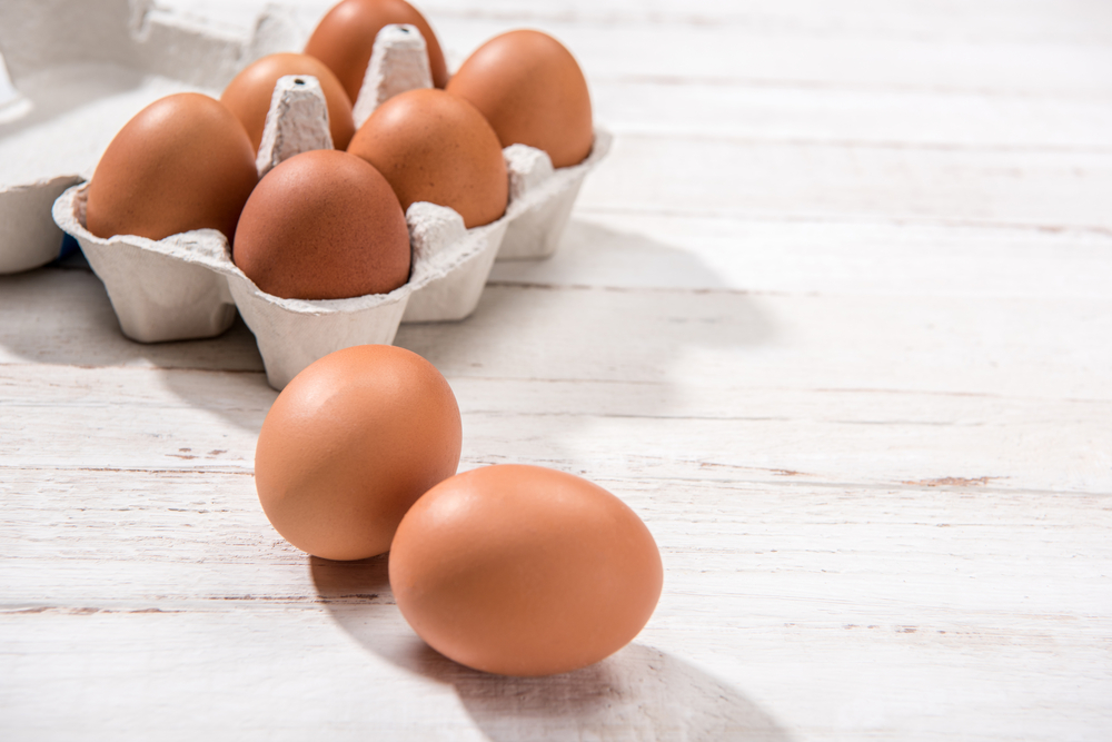 Close-upViewOfRawChickenEggsInEggBoxOn - welltica.dk - Vejen til et bedre liv