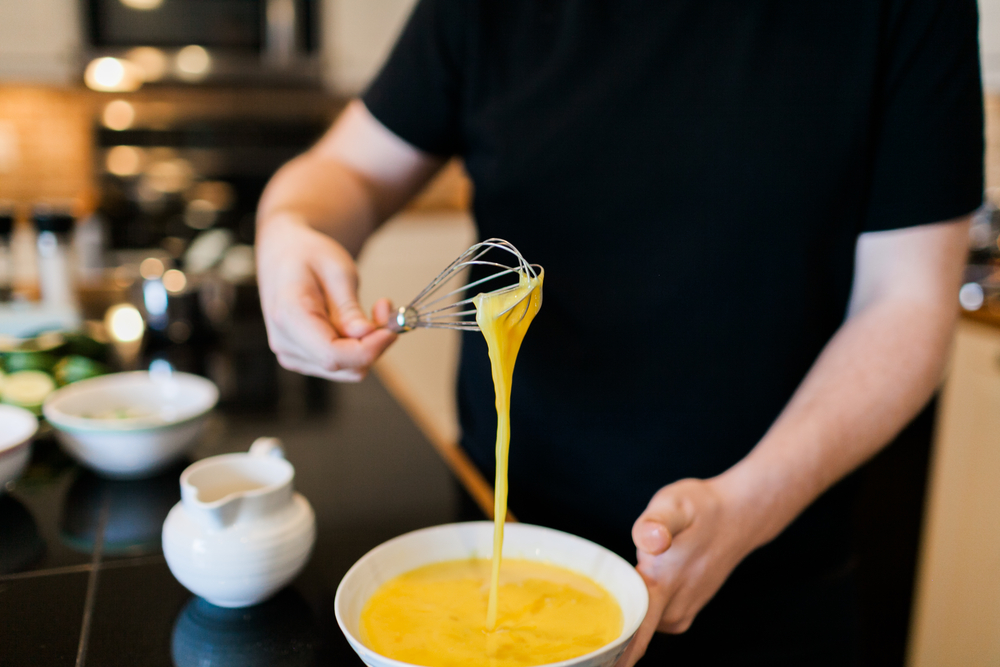 Young,Man,Making,Breakfast,At,Home - welltica.dk - Vejen til et bedre liv