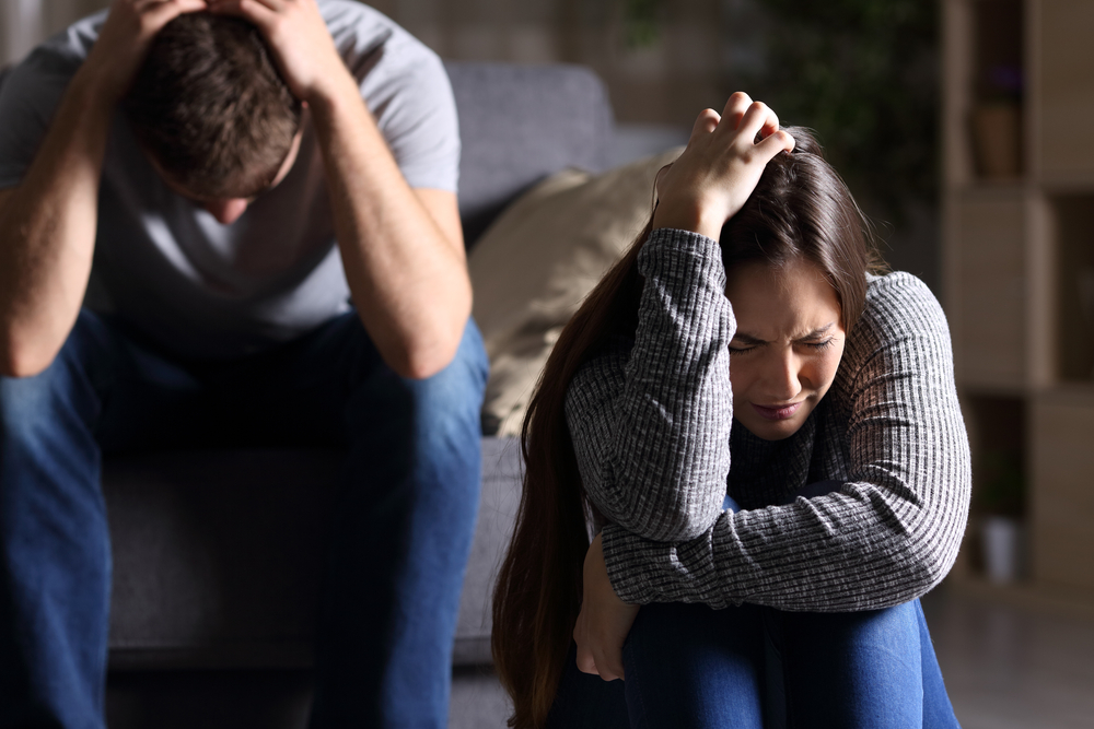 SadCoupleAfterArgumentOrBreakupSittingOnASofa - welltica.dk - Vejen til et bedre liv