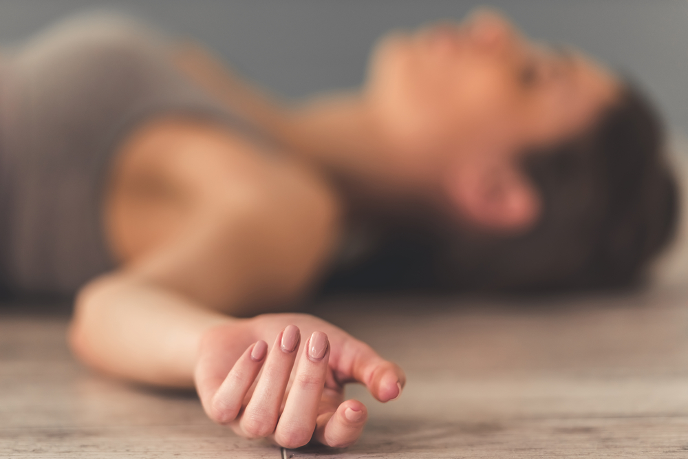 SufferingFromAnorexiaGirlIsLyingFaintedOnTheFloor - welltica.dk - Vejen til et bedre liv