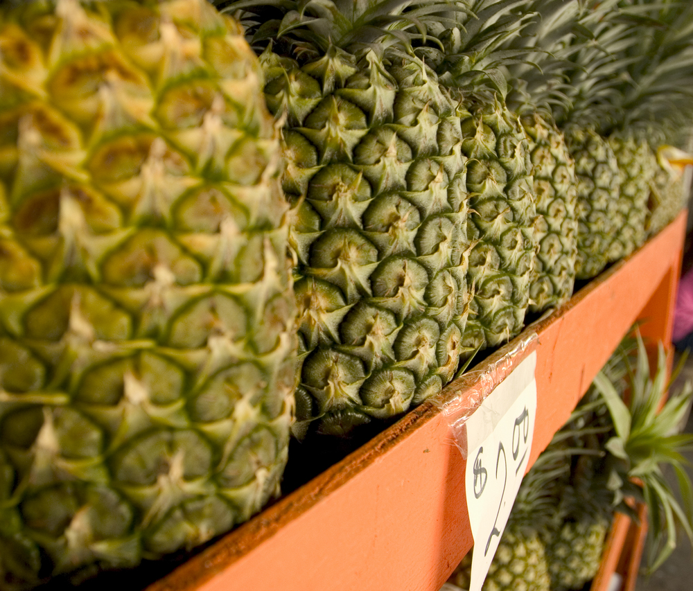 ARowOfHawaiianIslandPineapplesLinedUpAtThe - welltica.dk - Vejen til et bedre liv