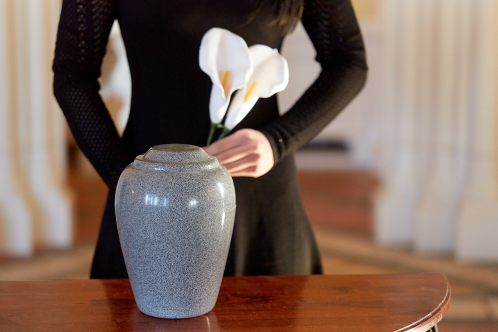 CremationPeopleAndMourningConcept-WomanWithFlowersAnd - welltica.dk - Vejen til et bedre liv