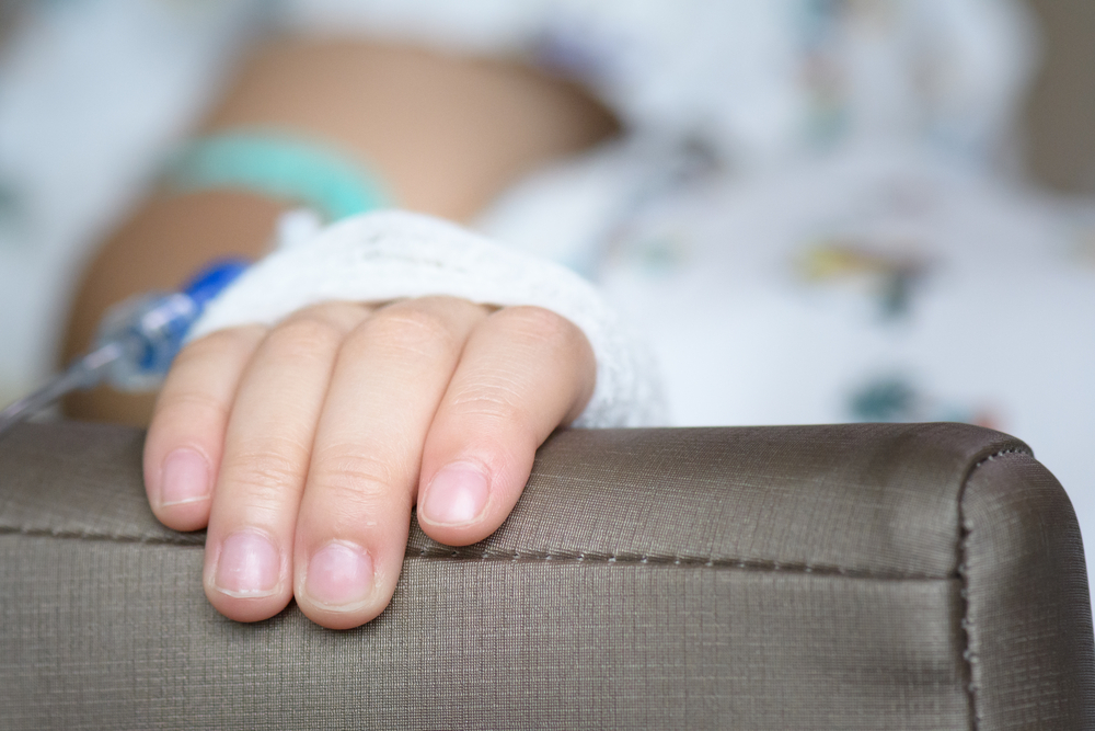 CloseUpHandOfSickBoyOnTheSofaIn - welltica.dk - Vejen til et bedre liv