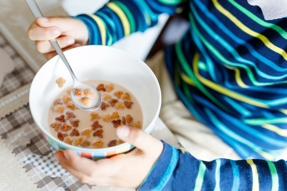 CloseupOfHandsOfKidEatingHomemadeCerealsForBreakfast - welltica.dk - Vejen til et bedre liv