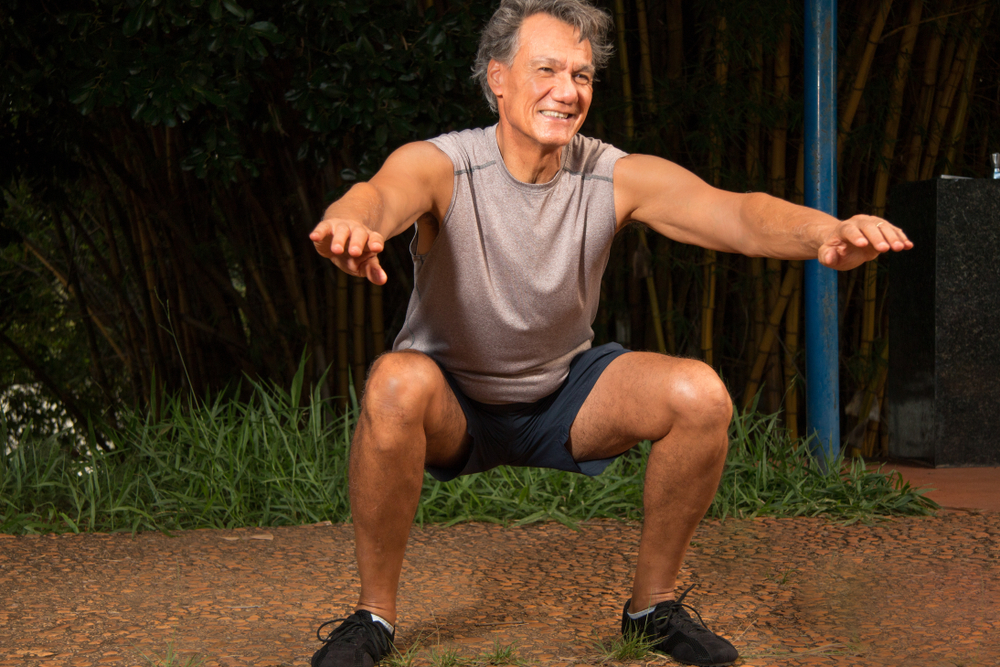 MatureSeniorManExercisingDoingSquats - welltica.dk - Vejen til et bedre liv
