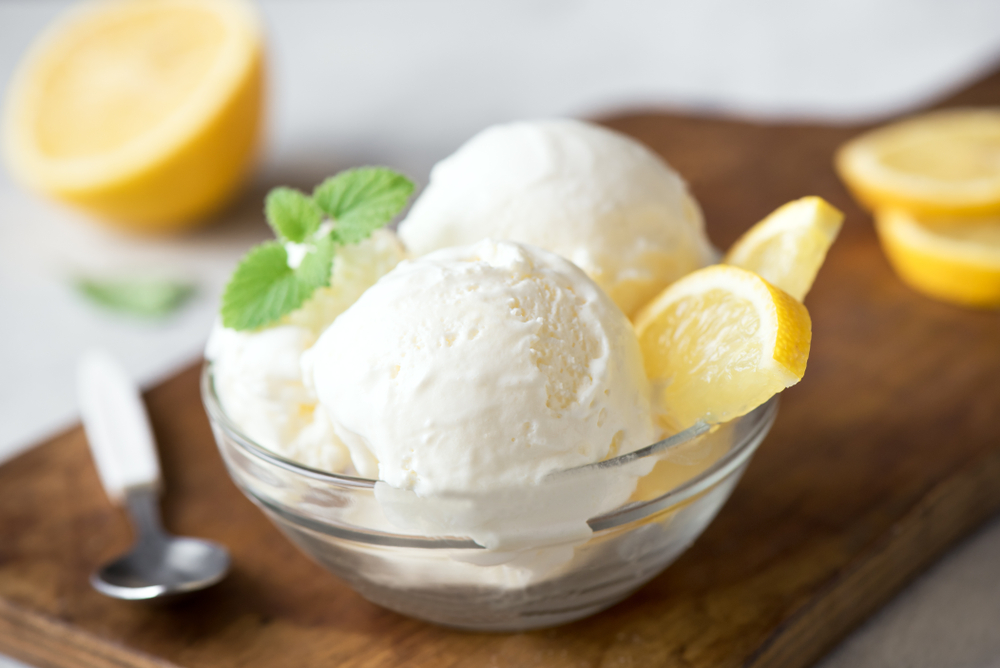 LemonIceCreamInBowlHomemadeCitrusLemonIceCream - welltica.dk - Vejen til et bedre liv