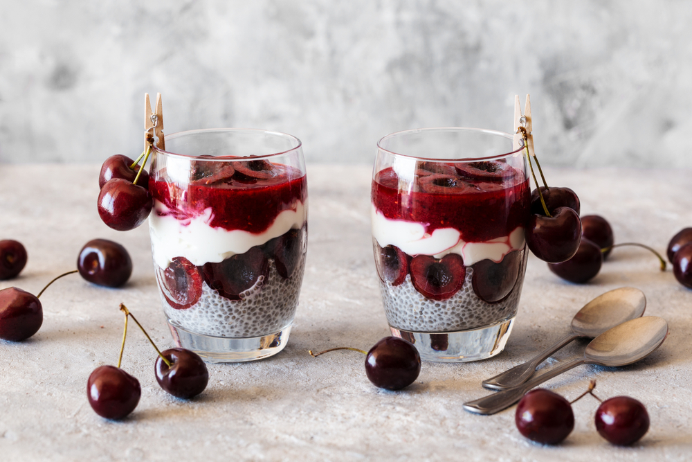 HealthyBreakfastChiaPuddingWithCherriesAndYogurt - welltica.dk - Vejen til et bedre liv