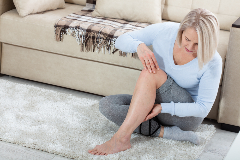 Middle-agedWomanSufferingFromPainInLegAtHomeCloseup - welltica.dk - Vejen til et bedre liv