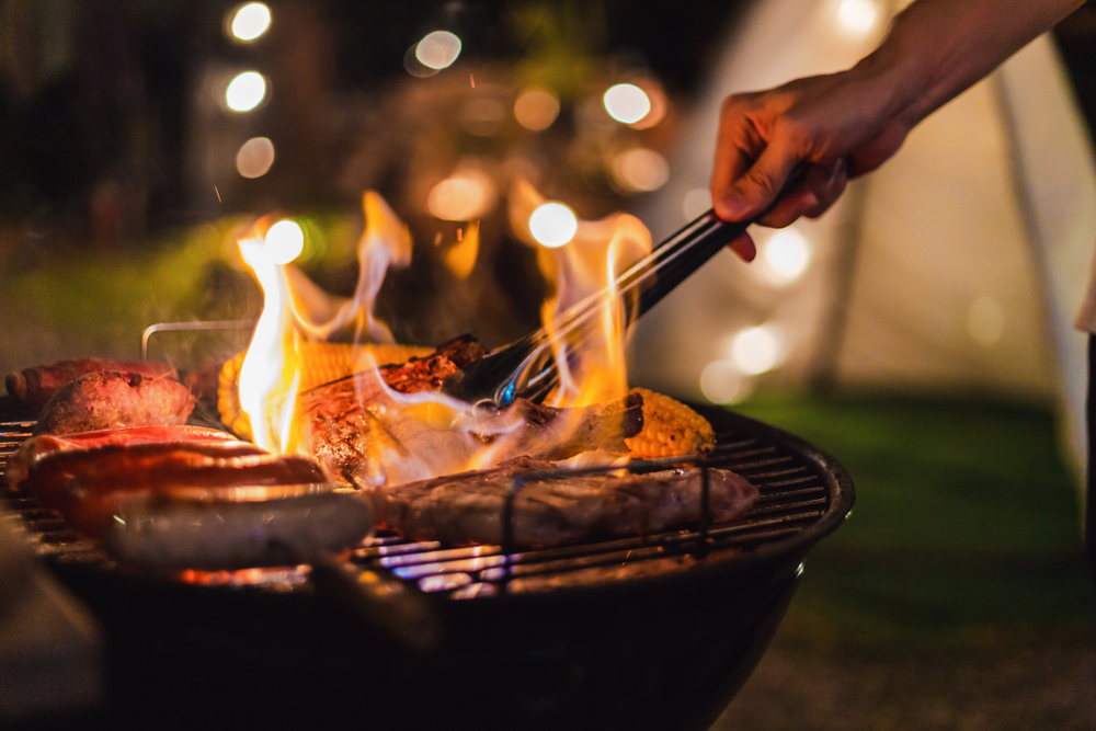 FamilyMakingBarbecueInDinnerPartyCampingAtNight - welltica.dk - Vejen til et bedre liv