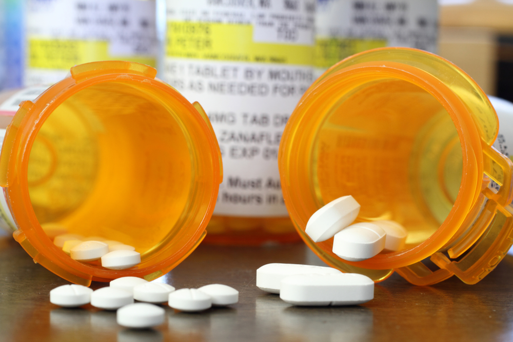 OpiodPrescriptionPainPillsOnATableInsideAHome - welltica.dk - Vejen til et bedre liv