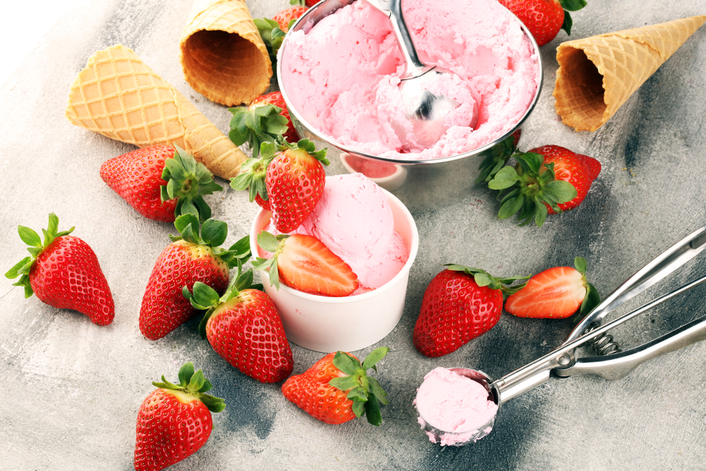 Jordbæris, StrawberryIceCreamScoopWithFreshStrawberriesAndIcecreamCones - welltica.dk - Vejen til et bedre liv Jordbæris