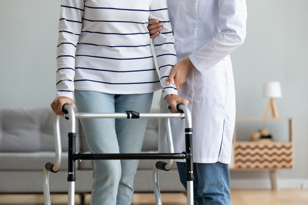 CroppedImageCaregiverHelpingToDisabledAgedFemalePatientWalk - welltica.dk - Vejen til et bedre liv