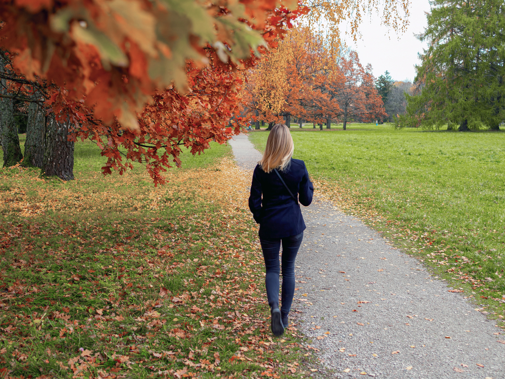 SelectiveFocusBlurredBackgroundBackviewOfGirlWalkingInThe - welltica.dk - Vejen til et bedre liv