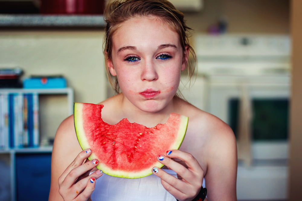 TweenGirlEatingAWatermelon--ImageTakenInReno - welltica.dk - Vejen til et bedre liv
