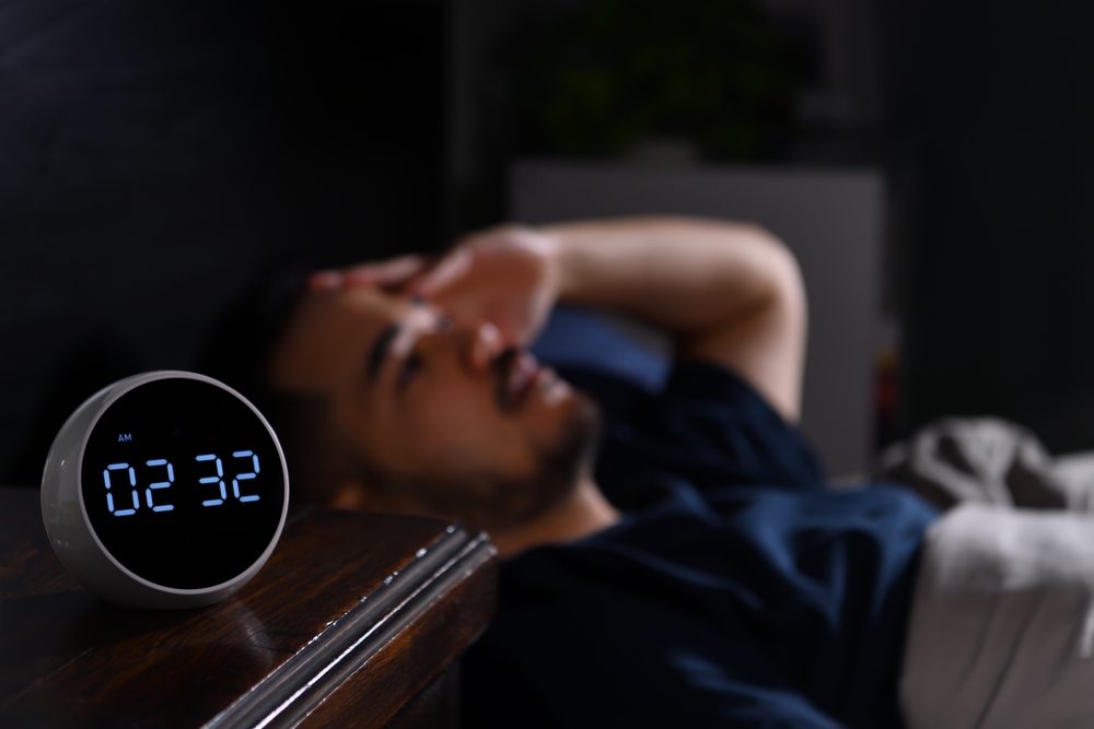 DepressedYoungAsianManLyingInBedCannotSleepFrom - welltica.dk - Vejen til et bedre liv