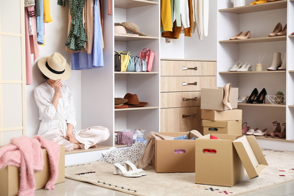 YoungWomanArrangingClothesAtWardrobe - welltica.dk - Vejen til et bedre liv