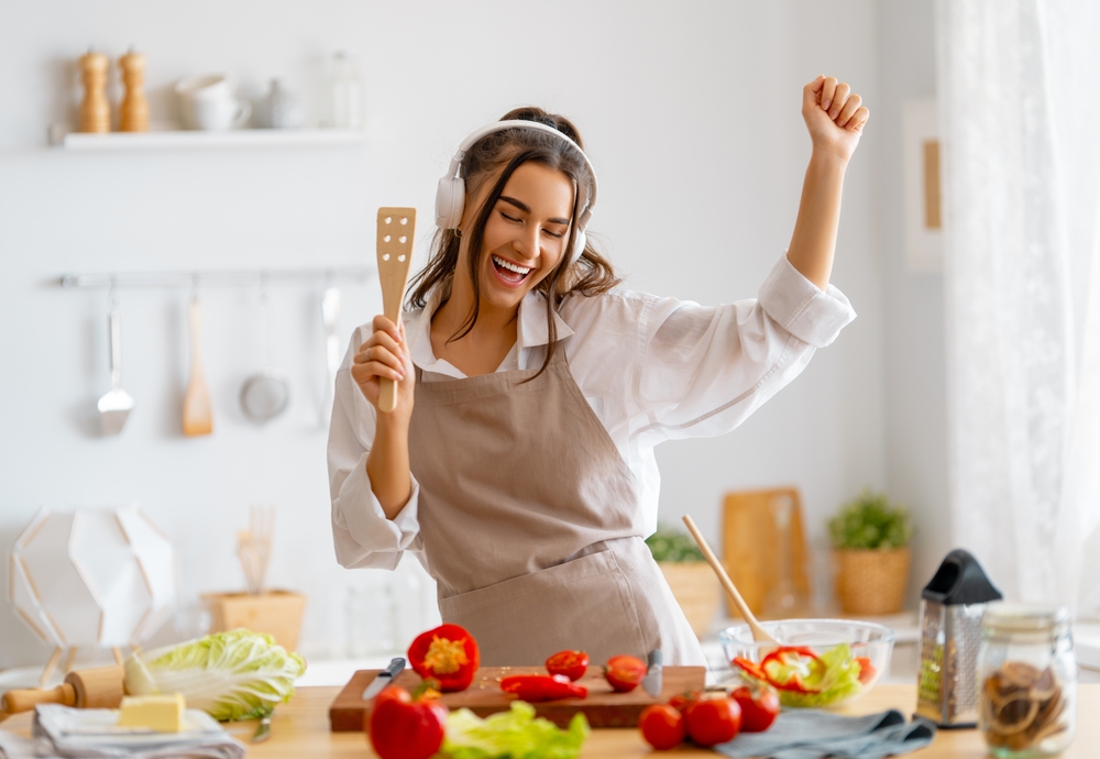HealthyFoodAtHomeWomanIsPreparingTheProperMeal - welltica.dk - Vejen til et bedre liv