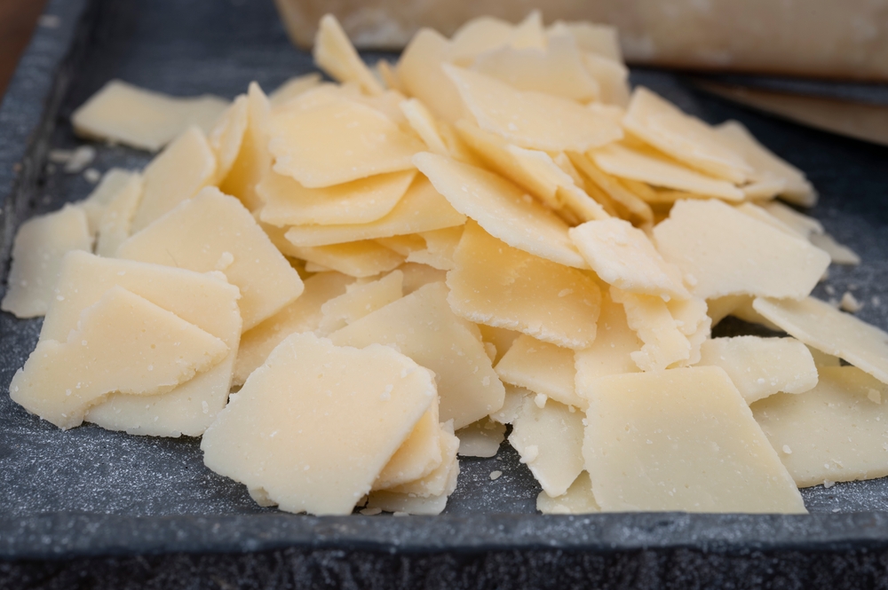 FlakesOfParmesanCheeseItalianHardParmigiano-reggianoCheeseFromReggio - welltica.dk - Vejen til et bedre liv