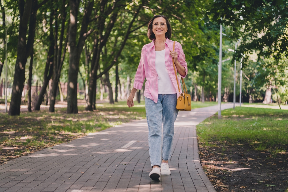 PhotoOfPrettyAdorableLadyPensionerWearPinkShirtWalking - welltica.dk - Vejen til et bedre liv