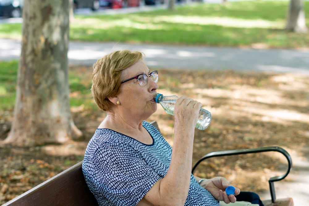 PortraitCaucasianElderlyWomanDrinkingWaterFromAPlasticBottle - welltica.dk - Vejen til et bedre liv