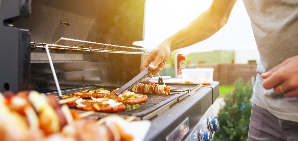 YoungManGrillingSomeKindOfMeatsOnTheGas - welltica.dk - Vejen til et bedre liv