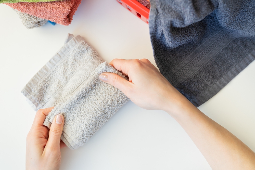 AWomansHandHoldsATerryTowelFromAClothes - welltica.dk - Vejen til et bedre liv