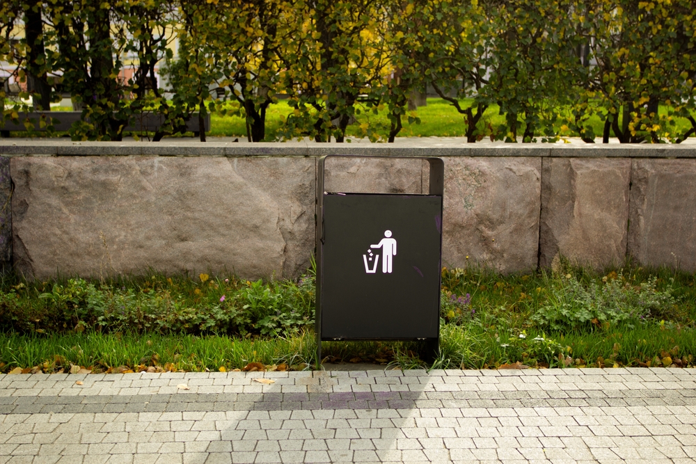 PhotoAMetalTrashCanOnTheStreet - welltica.dk - Vejen til et bedre liv