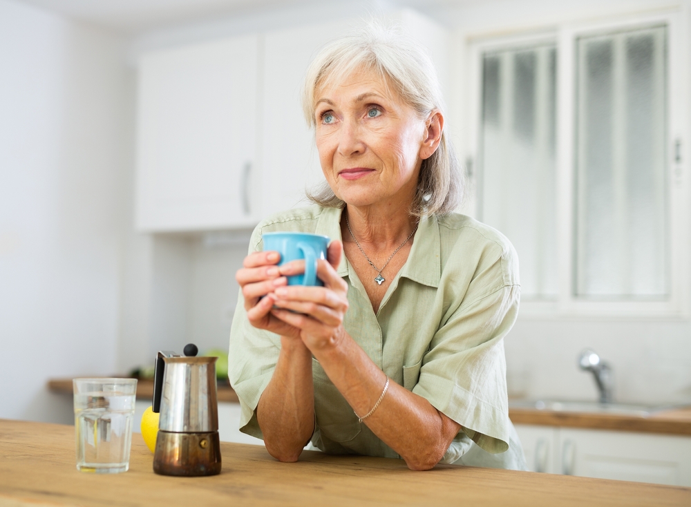 PositiveOldWomanDrinkingCoffeeInKitchenAtHomeSenior - welltica.dk - Vejen til et bedre liv