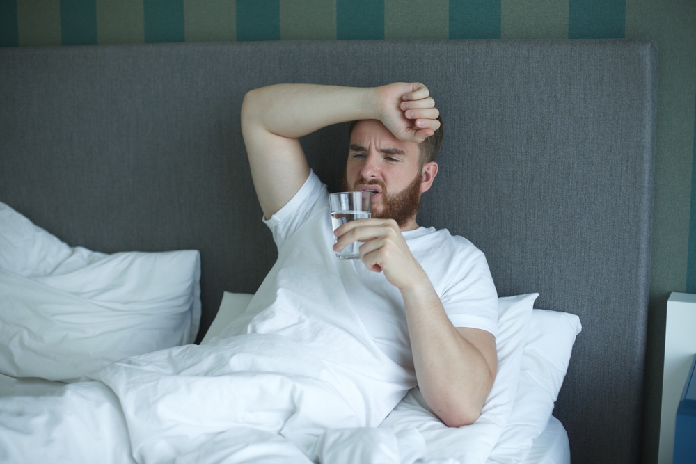 YoungUnhappySickIllManInTheBedInBedroom - welltica.dk - Vejen til et bedre liv