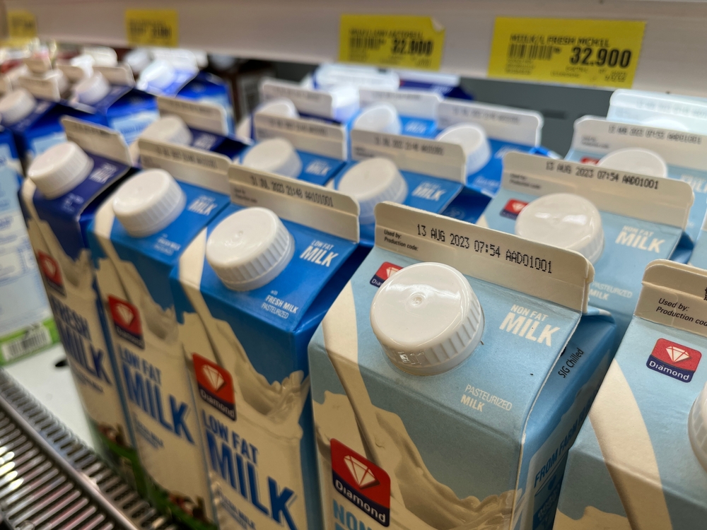 YogyakartaIndonesia-July52023RowOfFreshMilk - welltica.dk - Vejen til et bedre liv