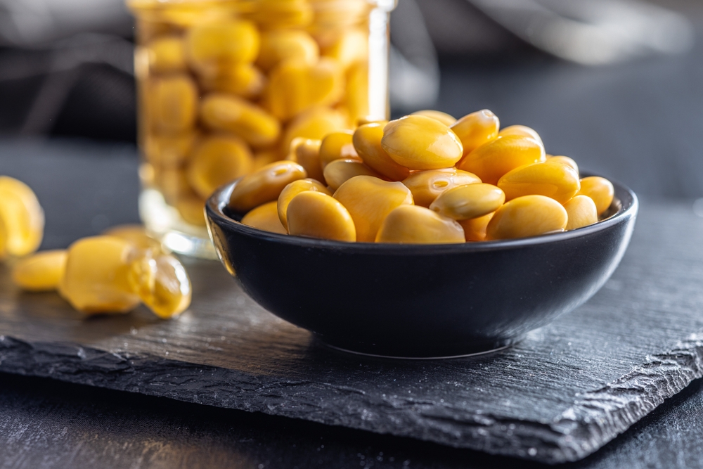 LupiniBeansInBrinePickledLupinInBowlOnThe - welltica.dk - Vejen til et bedre liv