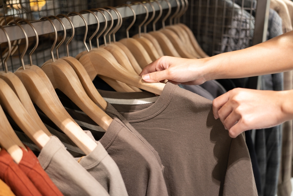 HandChoosingDiscountT-shirtClothesInStoreSearchingOrBuying - welltica.dk - Vejen til et bedre liv