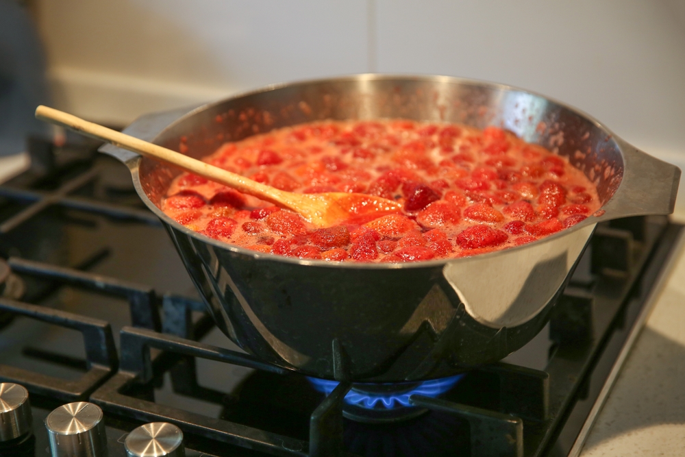 MakingHomemadeStrawberryJamABowlOfJamOnA - welltica.dk - Vejen til et bedre liv
