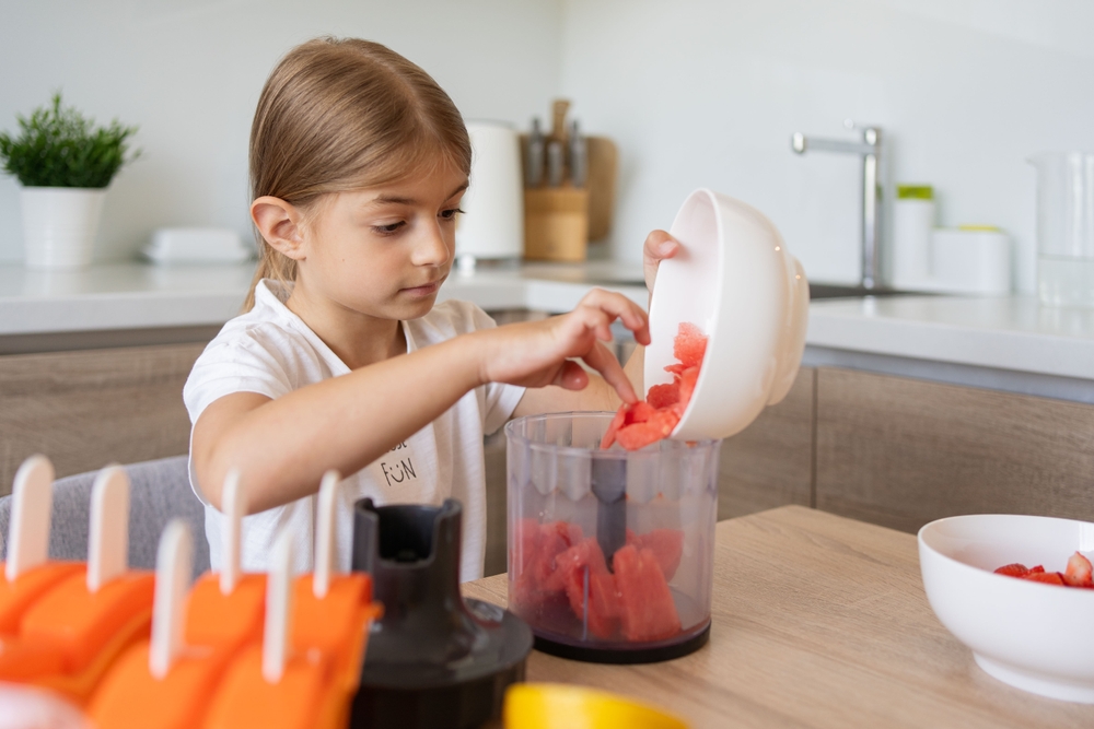 PortraitOfCuteChildGirlMakingIceCreamKidHave - welltica.dk - Vejen til et bedre liv