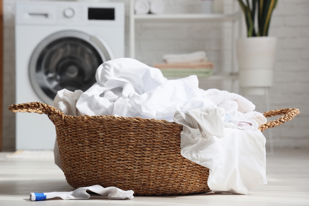 LaundryBasketWithWhiteClothesInRoomCloseup - welltica.dk - Vejen til et bedre liv